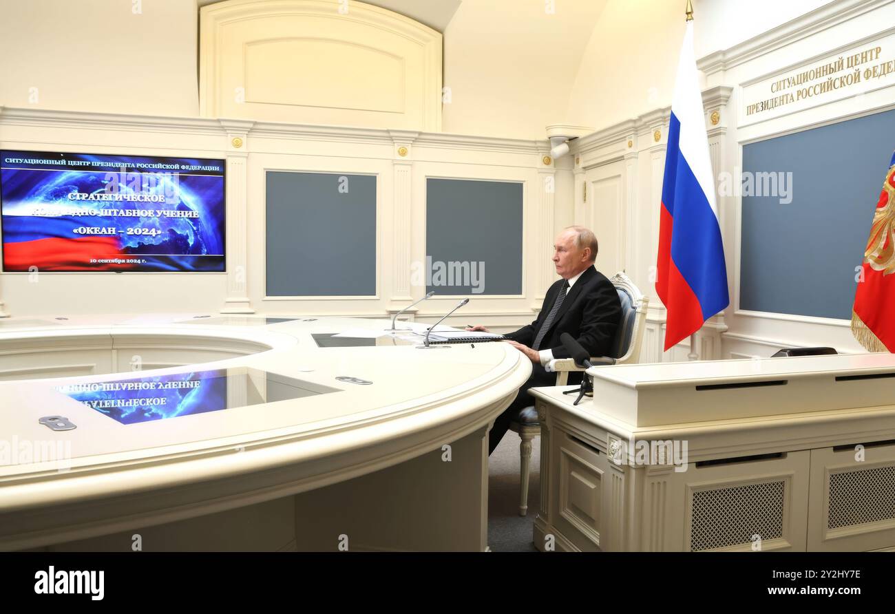 Mosca, Russia. 10 settembre 2024. Il presidente russo Vladimir Putin, tiene un discorso remoto ai membri dell'esercitazione militare strategica "Ocean 2024" dal Centro di situazione presidenziale del Cremlino, 10 settembre 2024 a Mosca, Russia. L'esercitazione prende parte agli oceani del Pacifico e dell'Artico e al Mar Mediterraneo, al Mar Caspio e al Mar Baltico. Crediti: Alexander Kazakov/piscina del Cremlino/Alamy Live News Foto Stock