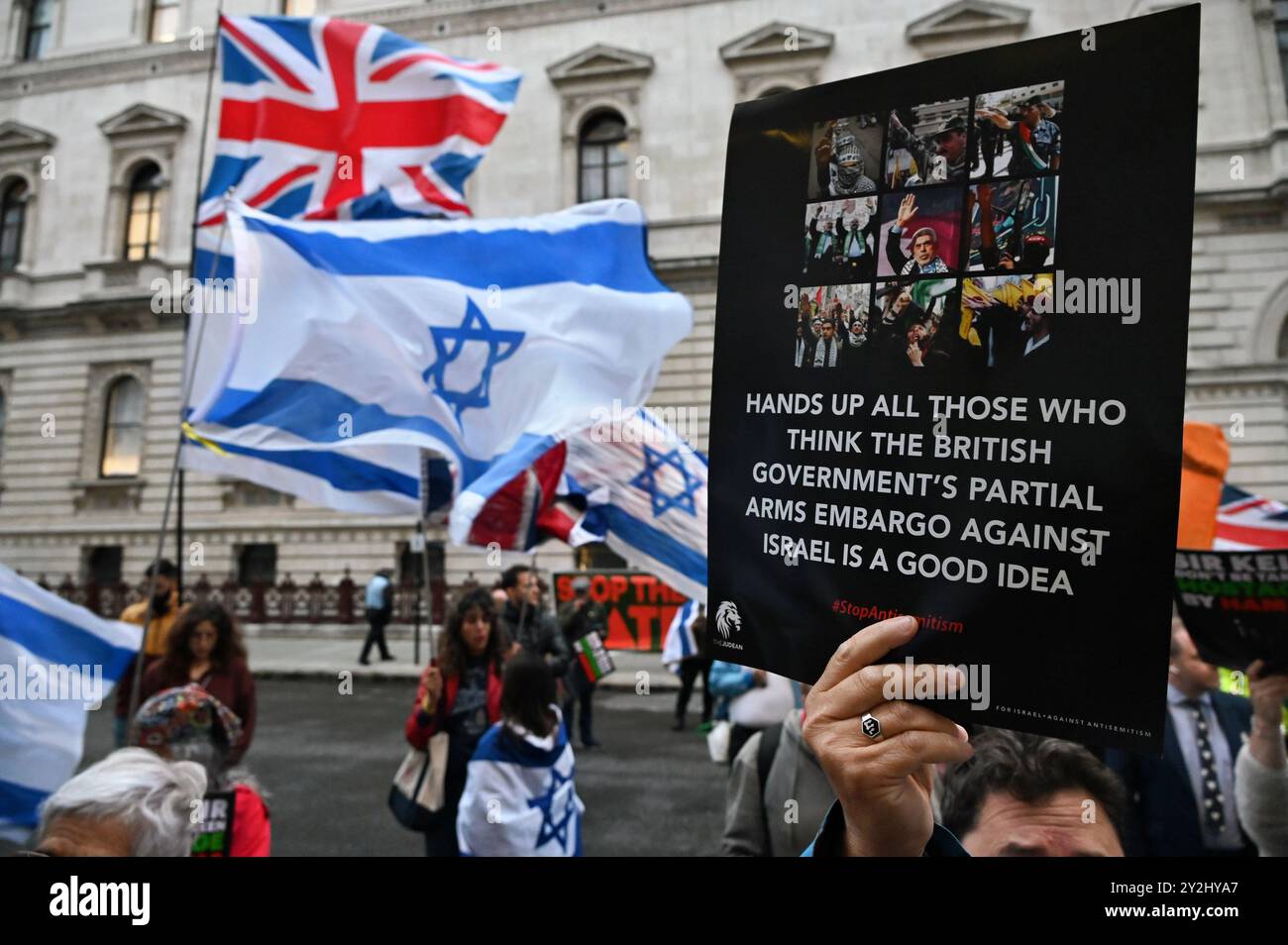 LONDRA, REGNO UNITO. 10 settembre 2024. I manifestanti pro-israeliani protestano contro l'embargo di Keir Starmer sulla vendita di armi a Israele al di fuori del Foreign, Commonwealth & Development Office di Londra, Regno Unito. ( Credito: Vedi li/Picture Capital/Alamy Live News Foto Stock