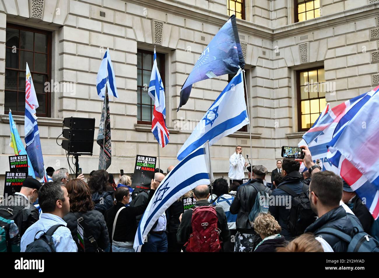 LONDRA, REGNO UNITO. 10 settembre 2024. I manifestanti pro-israeliani protestano contro l'embargo di Keir Starmer sulla vendita di armi a Israele al di fuori del Foreign, Commonwealth & Development Office di Londra, Regno Unito. ( Credito: Vedi li/Picture Capital/Alamy Live News Foto Stock