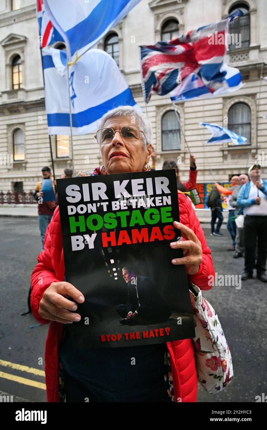 LONDRA, REGNO UNITO. 10 settembre 2024. I manifestanti pro-israeliani protestano contro l'embargo di Keir Starmer sulla vendita di armi a Israele al di fuori del Foreign, Commonwealth & Development Office di Londra, Regno Unito. ( Credito: Vedi li/Picture Capital/Alamy Live News Foto Stock