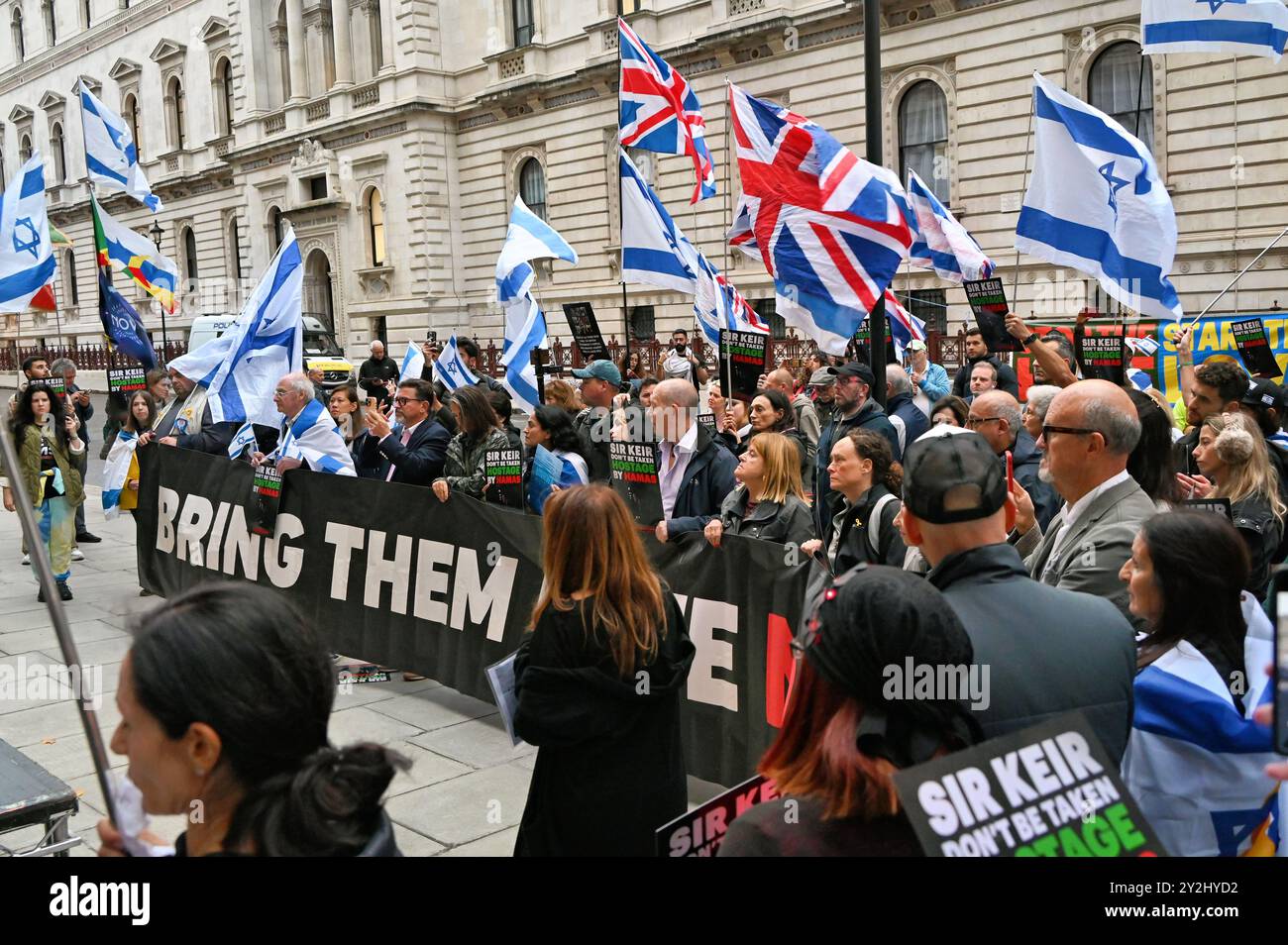 LONDRA, REGNO UNITO. 10 settembre 2024. I manifestanti pro-israeliani protestano contro l'embargo di Keir Starmer sulla vendita di armi a Israele al di fuori del Foreign, Commonwealth & Development Office di Londra, Regno Unito. ( Credito: Vedi li/Picture Capital/Alamy Live News Foto Stock