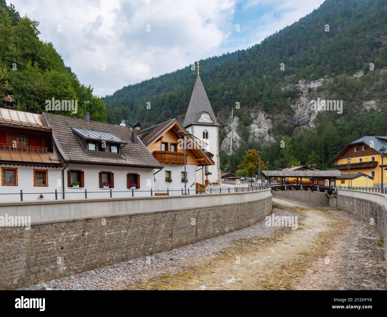 Ugovizza, Italia (5 settembre 2024) - veduta del centro della città alpina con la chiesa dei santi Filippo e Giacomo Foto Stock