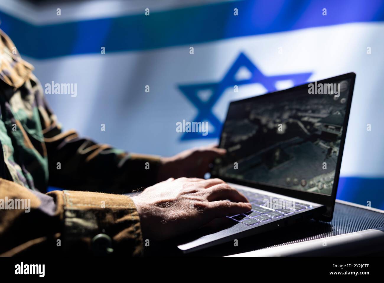 Operatore dell'esercito israeliano responsabile della difesa aerea di Israele, che trasmette istruzioni agli squadroni che pattugliano i confini. Primo piano di un esperto militare che utilizza un software per laptop per eseguire il monitoraggio Foto Stock