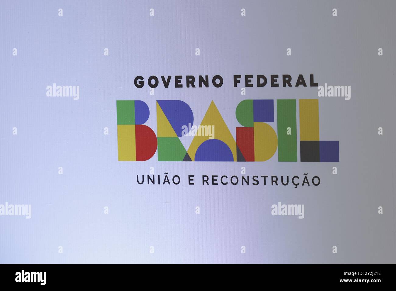 Logo del governo brasiliano sul muro. Governo del Brasile. Simbolo e slogan del terzo mandato del Presidente Lula di governo, Unione e ricostruzione Foto Stock