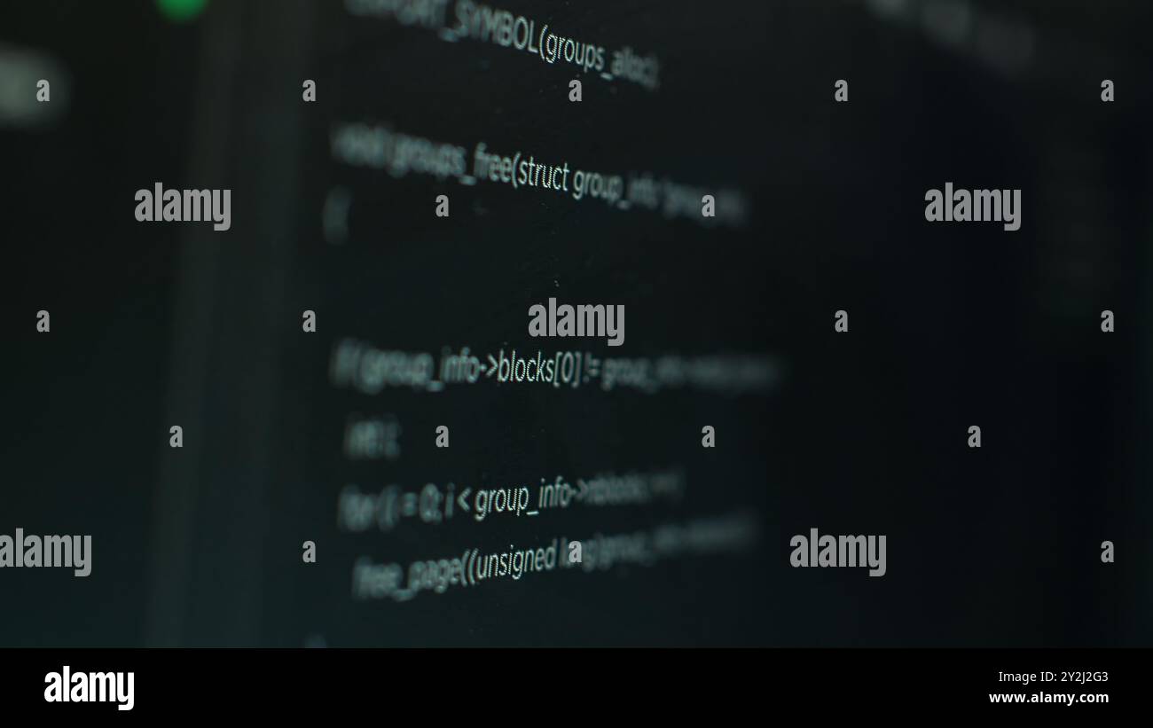 Immagini ravvicinate di codice di hacking in esecuzione sul sistema informatico monitora gli attacchi ai firewall. Script di programmazione visualizzati sullo schermo del PC utilizzati dai criminali informatici per violare la sicurezza Foto Stock