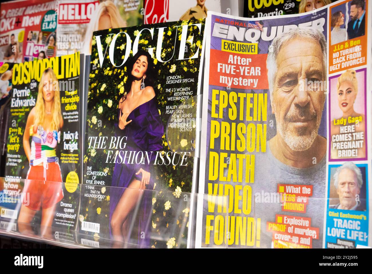Scaffale di giornali con diverse pubblicazioni internazionali - The National Enquirer, Vogue e Cosmopolitan. Cover con Jeffrey Epstein, Kylie Jenner Foto Stock
