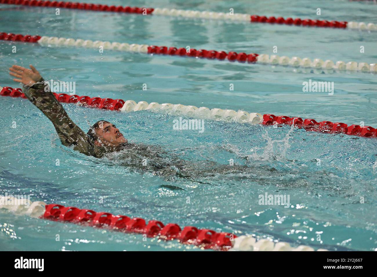 3 settembre 2024 - Joint base Lewis-McChord, Washington, USA - Un soldato assegnato al 13th Combat Sustainment Support Battalion, 593d Expeditionary Sustainment Command, completa la porzione di nuoto di 100 m dell'evento German Armed Forces Proficiency Badge Swim, 4 settembre 2024, presso Joint base Lewis-McChord, WA. (Immagine di credito: © P. Behringer/U.S. Army/ZUMA Press Wire) SOLO PER USO EDITORIALE! Non per USO commerciale! Foto Stock