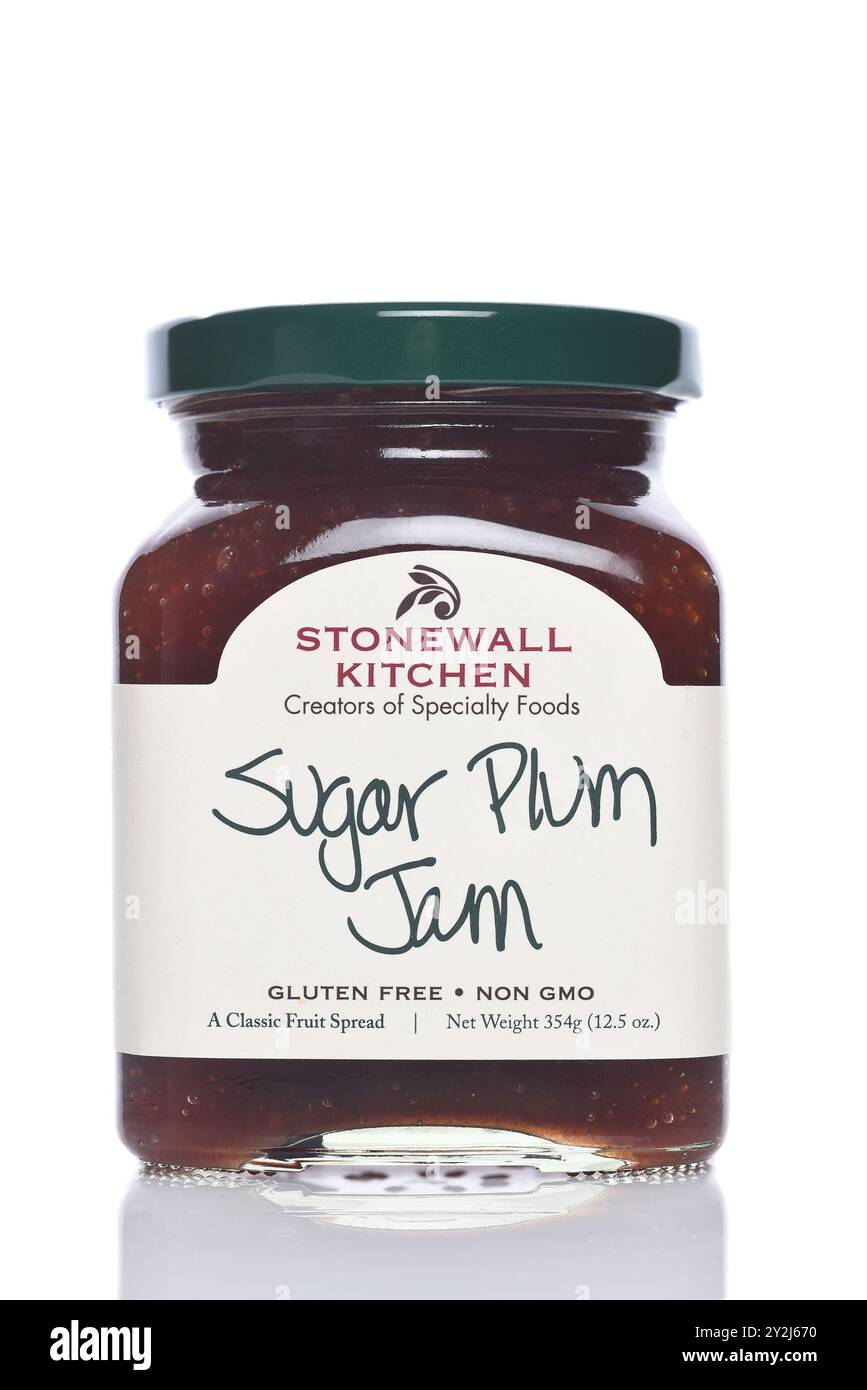 IRVINE, CALIFORNIA - 6 SETTEMBRE 2024: Un vaso di Stonewall Kitchen Sugar Plum Jam. Foto Stock