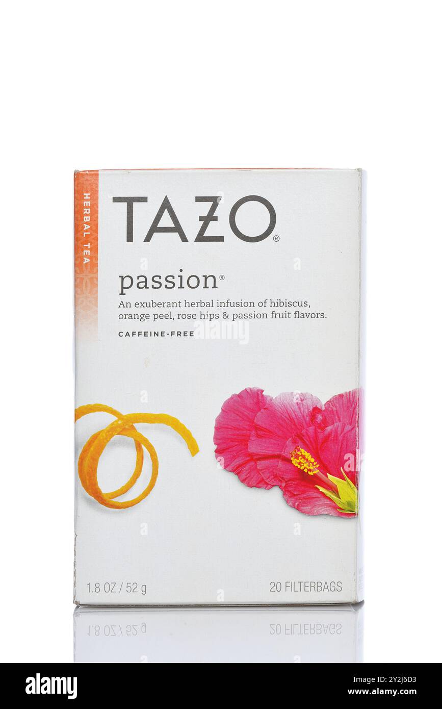 IRVINE, CALIFORNIA - 6 SETTEMBRE 2024: Una scatola di Tazo Passion Herbal Tea. Foto Stock