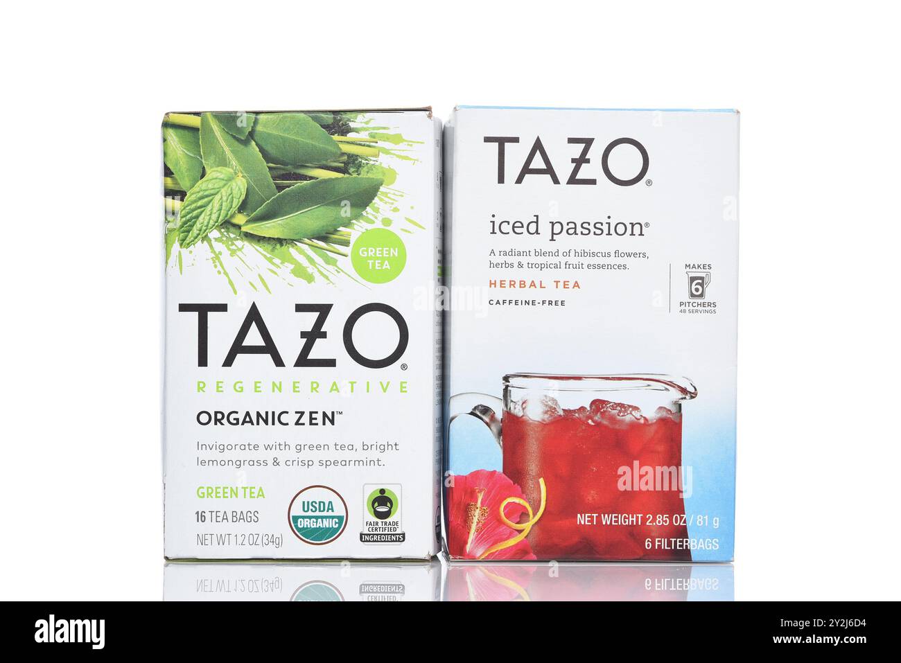 IRVINE, CALIFORNIA - 6 SETTEMBRE 2024: Due scatole di tè alle erbe Tazo, Zen biologico e Iced Passion. Foto Stock
