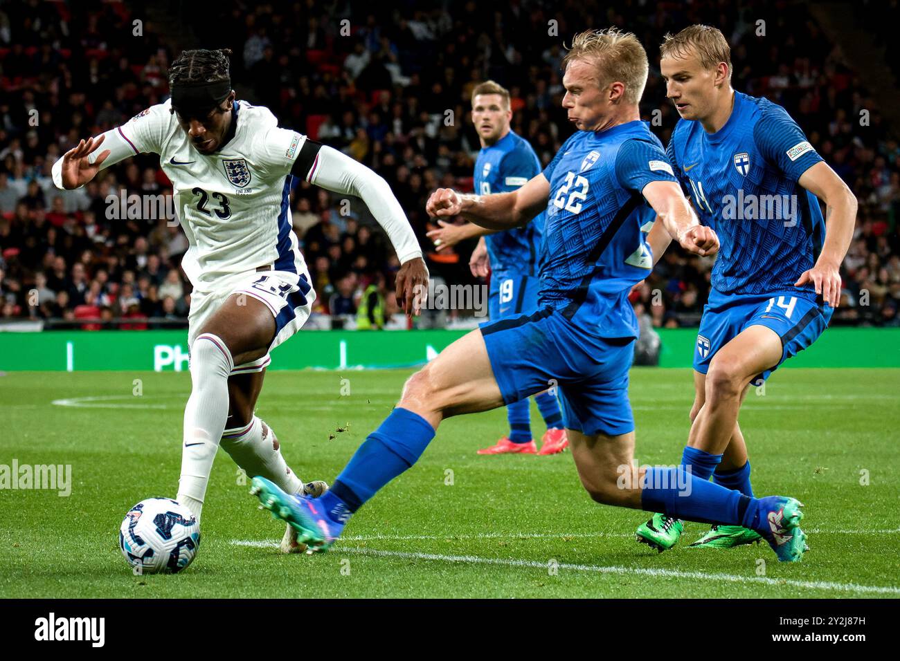 Londra, Regno Unito. 10 settembre 2024. Londra, Inghilterra, 10 settembre 2024: Noni Madueke (23 Inghilterra) e Ilmari Niskanen (22 Finlandia) in azione durante la partita della UEFA Nations League tra Inghilterra e Finlandia allo stadio Wembley di Londra. (Pedro Porru/SPP) credito: SPP Sport Press Photo. /Alamy Live News Foto Stock