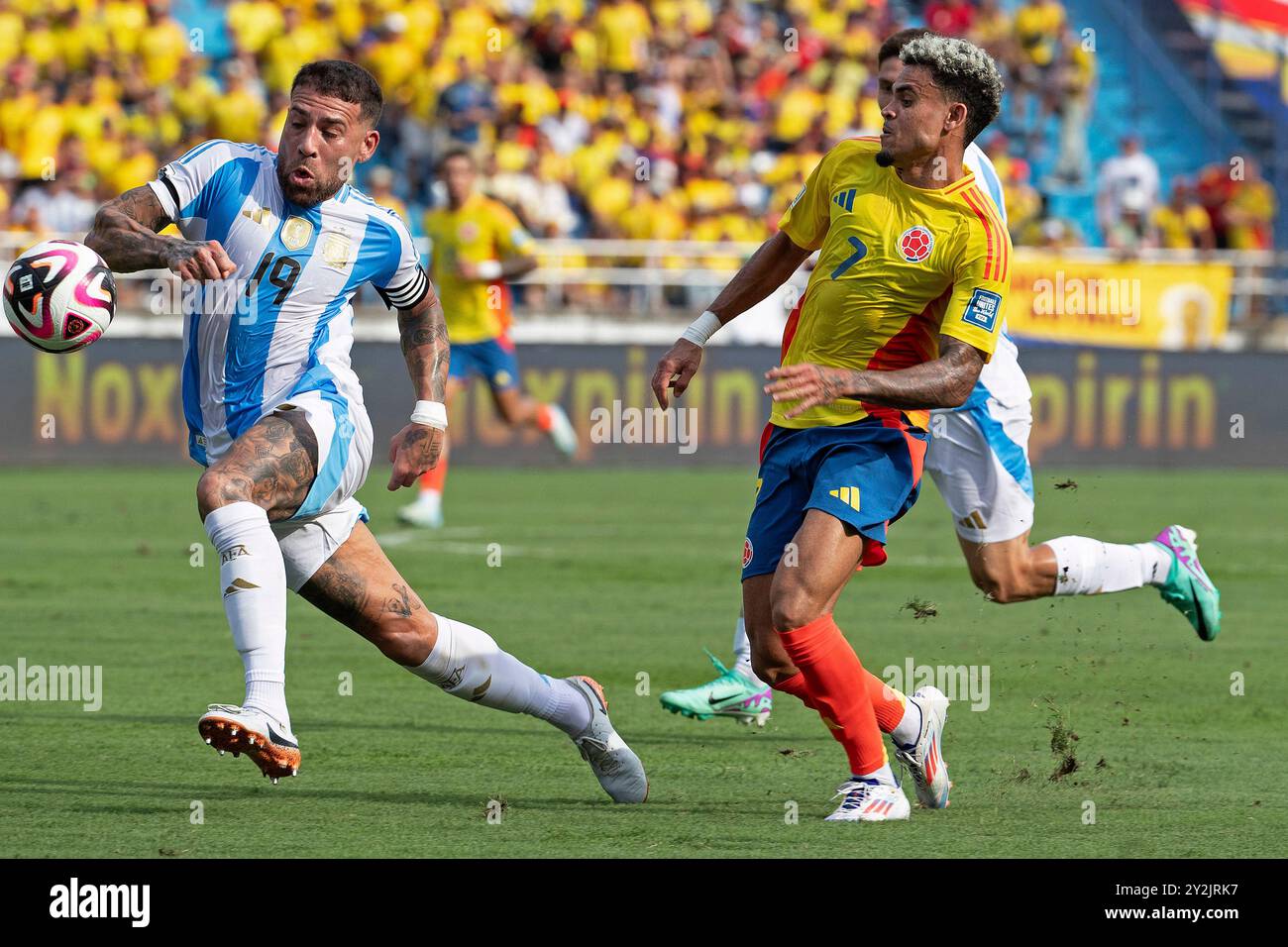 Barranquilla, Colombia. 10 settembre 2024. Luis Diaz della Colombia combatte per il possesso di palla con Nicolas Otamendi dell'Argentina, durante la partita tra Colombia e Argentina per l'8° turno delle qualificazioni FIFA 2026, al Roberto Melendez Metropolitan Stadium, a Barranquilla, Colombia, il 10 settembre 2024 foto: Jose Pino/DiaEsportivo/Alamy Live News crediti: DiaEsportivo/Alamy Live News Foto Stock