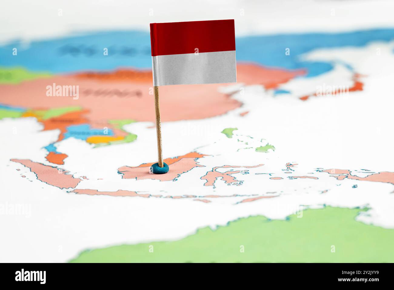 Una mappa dell'Indonesia con una bandiera indonesiana. Il colore della bandiera è rosso e bianco. Concetto di viaggio e governativo Foto Stock