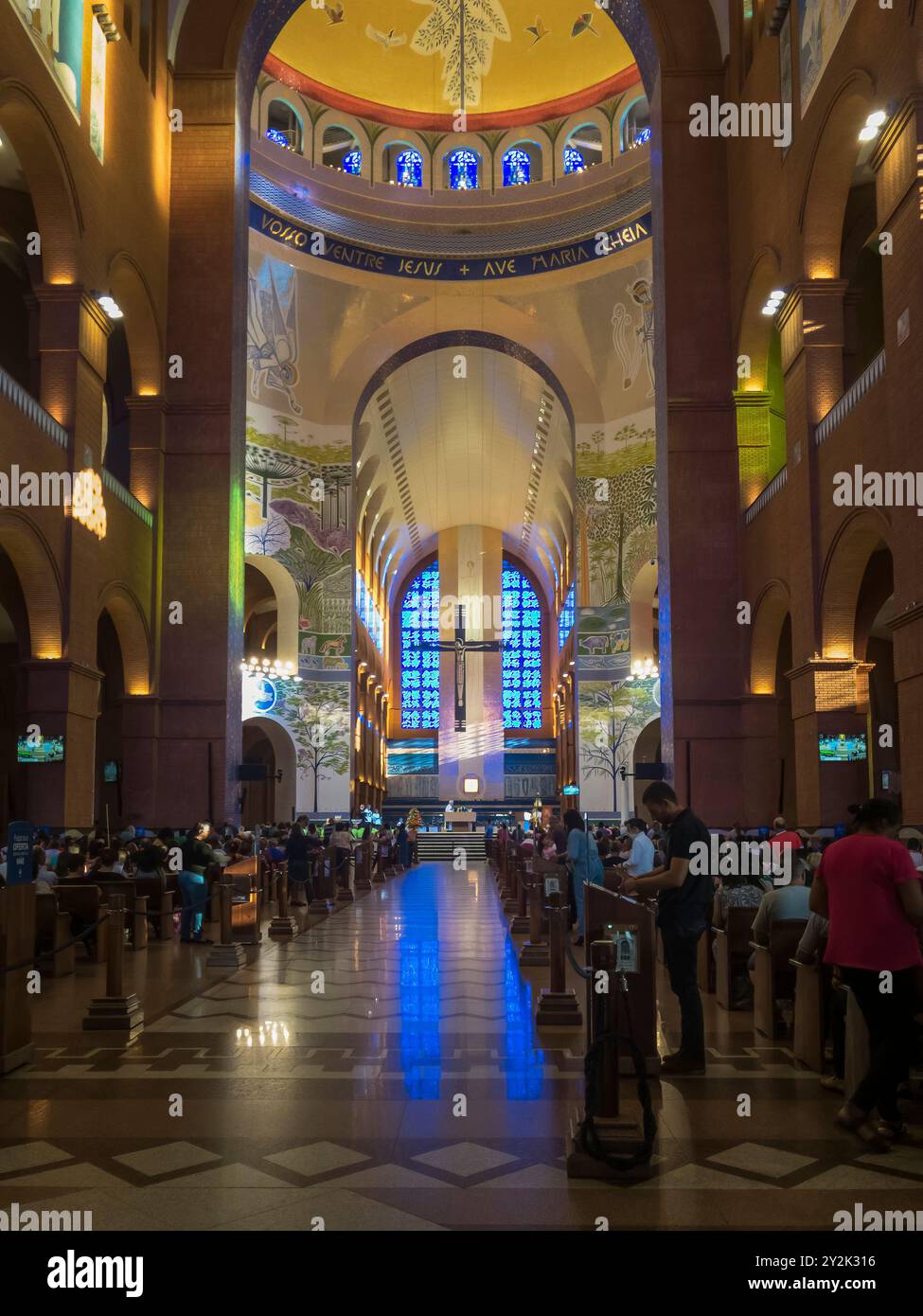 Aparecida do Norte, Stato di San Paolo, Brasile, 16 agosto 2024: Pellegrini cattolici che pregano nella basilica del Santuario Nazionale di nostra Signora della Foto Stock