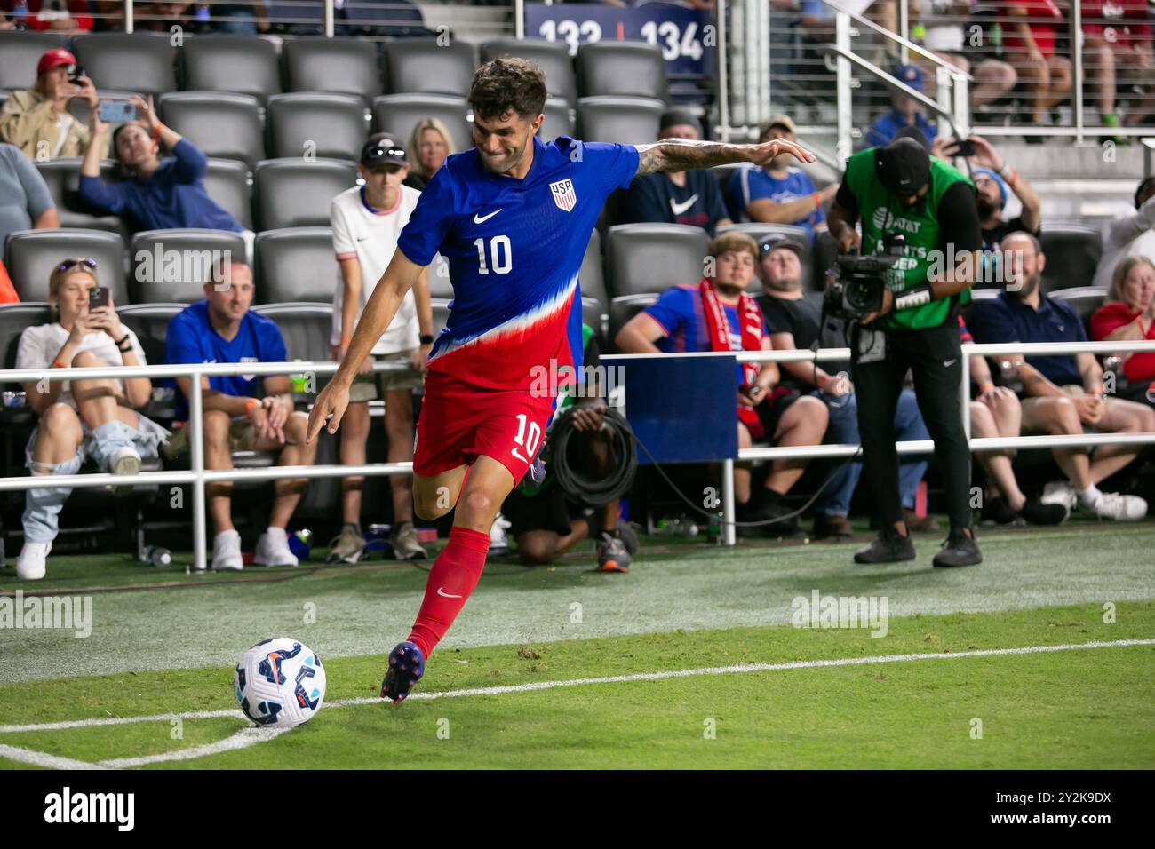 Cincinnati, Ohio, USA, 10 settembre 2024. L'attaccante della USMNT Christian Pulisic (10) calcia dall'angolo. La USMNT gioca contro la nuova Zelanda in un'amichevole internazionale al TQL Stadium di Cincinnati, Ohio. Crediti: Kindell Buchanan/Alamy Live News Foto Stock