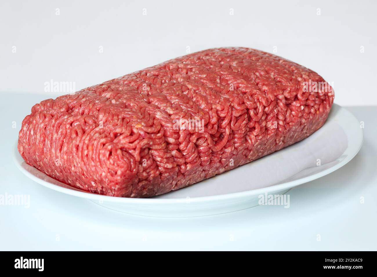 carne cruda macinata fresca su sfondo bianco Foto Stock