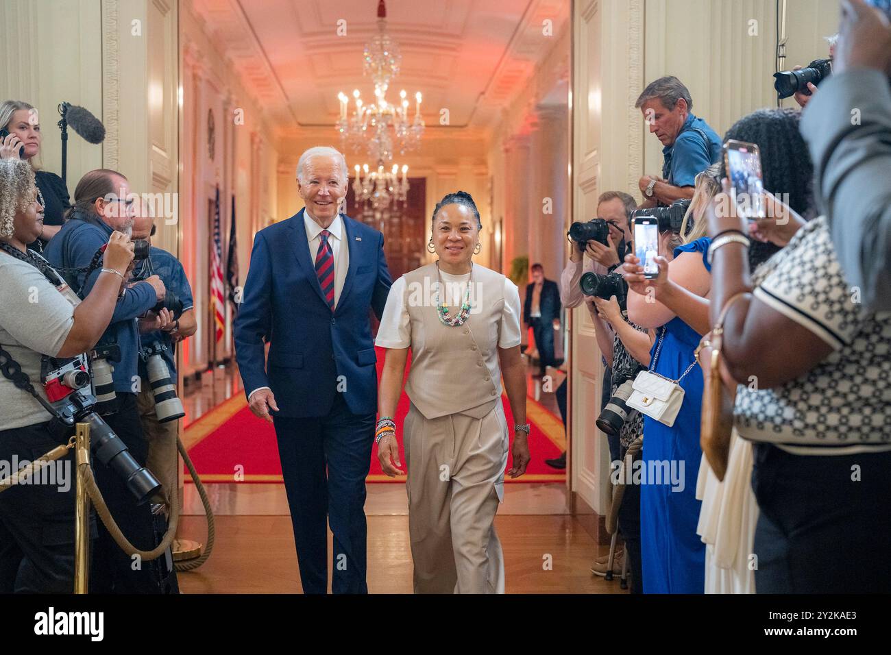 Washington, Stati Uniti d'America. 10 settembre 2024. Washington, Stati Uniti d'America. 10 settembre 2024. U. Il presidente Joe Biden, a sinistra, arriva con l'allenatore delle campionesse di basket femminile della University of South Carolina Dawn Staley, a destra, all'East Room della Casa Bianca, 10 settembre 2024 a Washington, DC Credit: Oliver Contreras/White House Photo/Alamy Live News Foto Stock