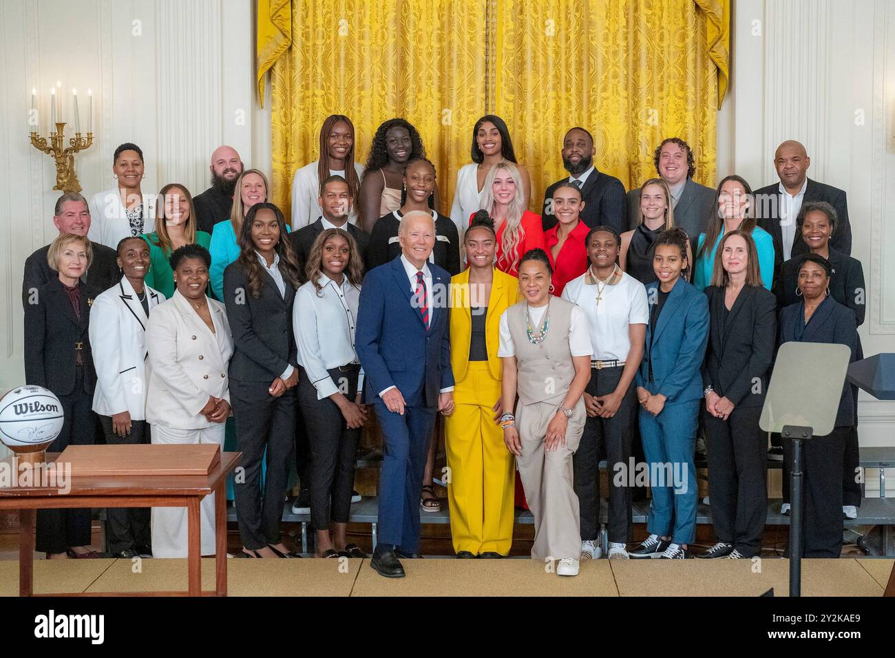 Washington, Stati Uniti d'America. 10 settembre 2024. Washington, Stati Uniti d'America. 10 settembre 2024. U. Il presidente Joe Biden, centro, posa con le campionesse di basket femminile della University of South Carolina NCAA all'East Room della Casa Bianca, 10 settembre 2024 a Washington, DC Credit: Oliver Contreras/White House Photo/Alamy Live News Foto Stock