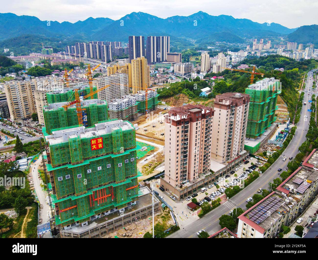 ANQING, CINA - 11 SETTEMBRE 2024 - macchinari in funzione presso il cantiere di un'area di reinsediamento sul lato ovest di Qianxi Road a Yuexi Cou Foto Stock