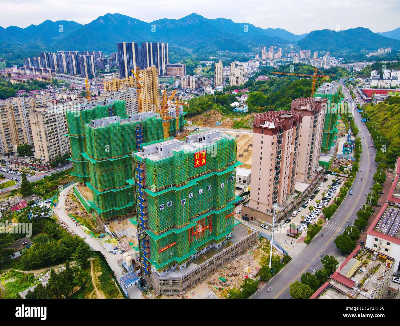 ANQING, CINA - 11 SETTEMBRE 2024 - macchinari in funzione presso il cantiere di un'area di reinsediamento sul lato ovest di Qianxi Road a Yuexi Cou Foto Stock