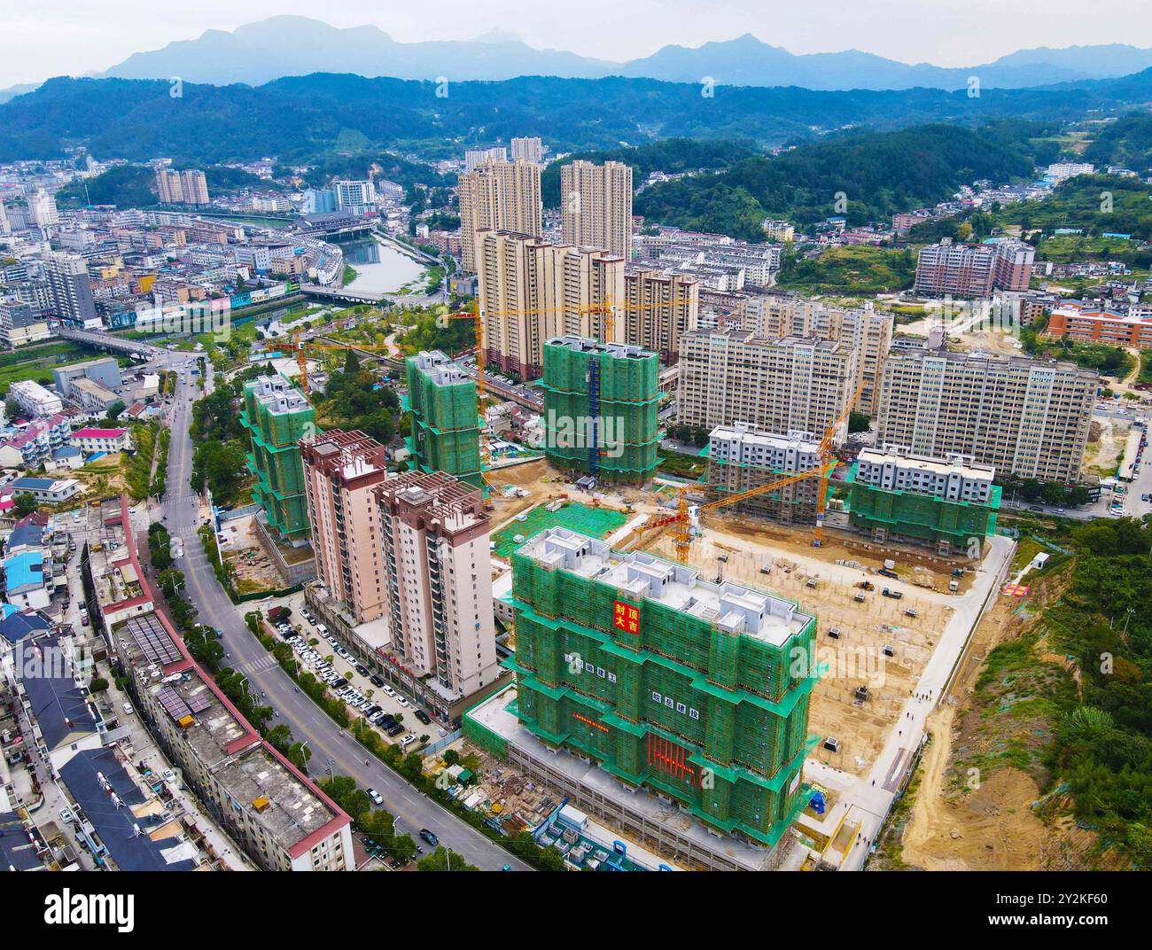 ANQING, CINA - 11 SETTEMBRE 2024 - macchinari in funzione presso il cantiere di un'area di reinsediamento sul lato ovest di Qianxi Road a Yuexi Cou Foto Stock