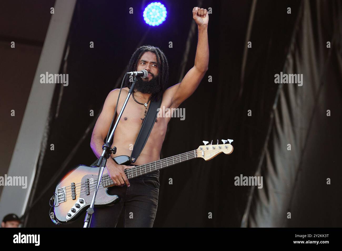 Rio de Janeiro, Brasile, 2 settembre 2022. Il bassista Chaene da Gama dei Black Pantera, durante uno spettacolo al Rock in Rio. Foto Stock
