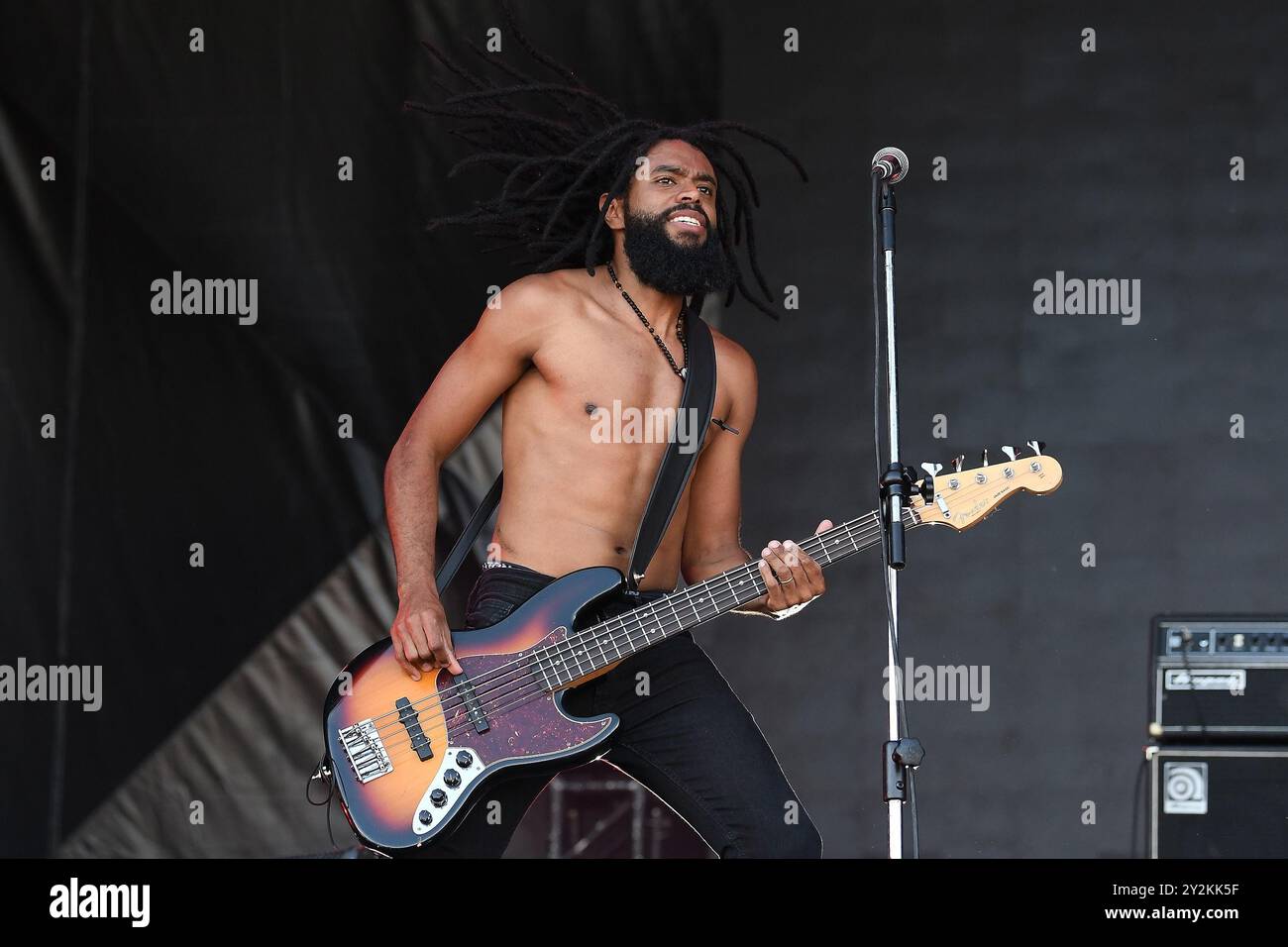 Rio de Janeiro, Brasile, 2 settembre 2022. Il bassista Chaene da Gama dei Black Pantera, durante uno spettacolo al Rock in Rio. Foto Stock