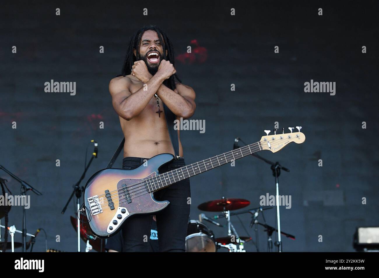 Rio de Janeiro, Brasile, 2 settembre 2022. Il bassista Chaene da Gama dei Black Pantera, durante uno spettacolo al Rock in Rio. Foto Stock