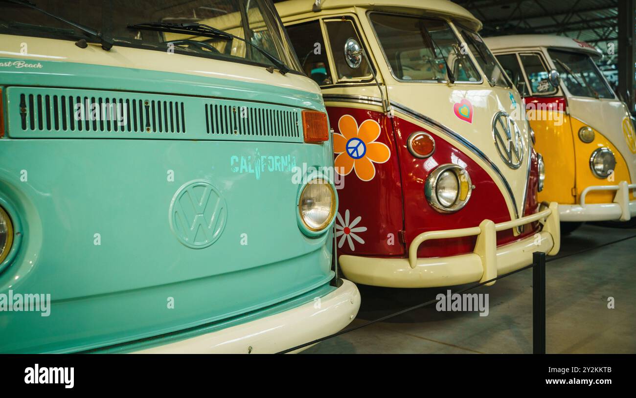 Camper Vintage VW colorato in fila. Foto di alta qualità Foto Stock