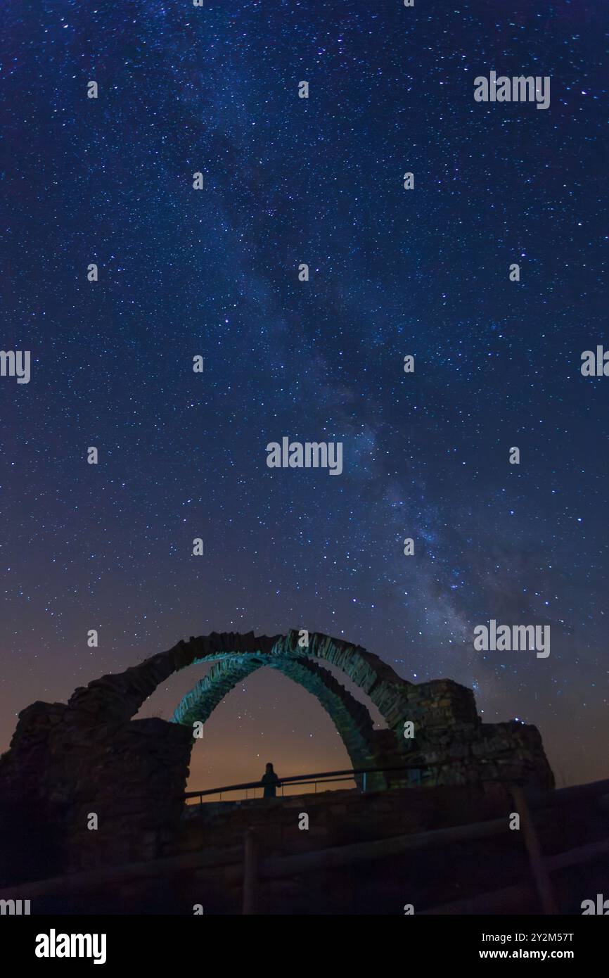 La via Lattea e la casa di ghiaccio di notte. Villaggio di Gravalos. Alhama Valley. La Rioja. Spagna. Europa Foto Stock