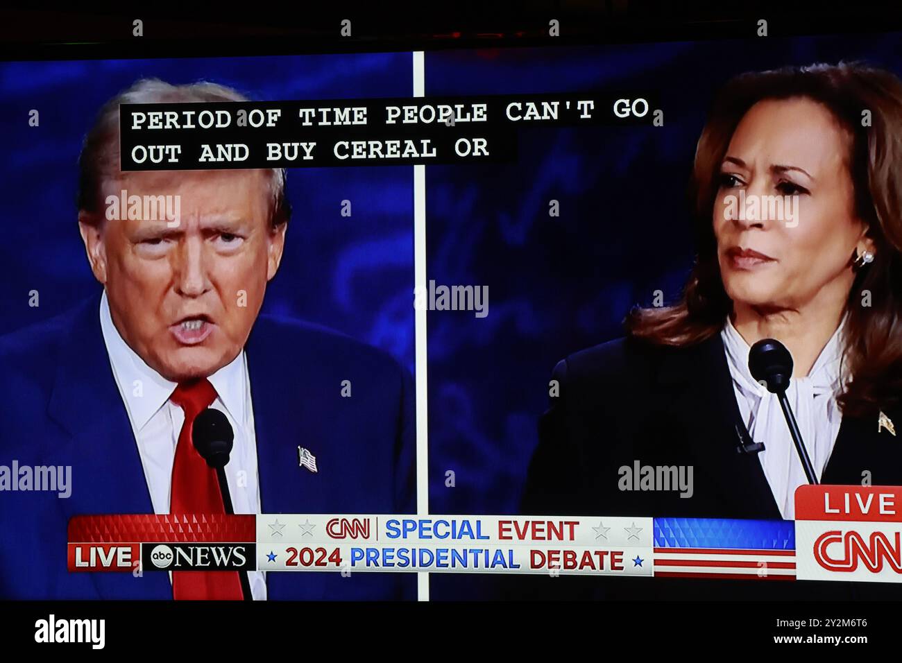 Bloomington, Stati Uniti. 10 settembre 2024. BLOOMINGTON, INDIANA - 10 SETTEMBRE: Il candidato del presidente repubblicano Donald Trump e il candidato democratico Kamala Harris durante un dibattito trasmesso dalla CNN, al Nick's English Hut, il 10 settembre 2024 a Bloomington, Indiana. Dopo aver ottenuto la nomina del Partito Democratico in seguito alla decisione del presidente Joe Biden di lasciare la corsa, il candidato presidenziale Democratico, il vicepresidente degli Stati Uniti Kamala Harris affronta la candidatura presidenziale repubblicana, l'ex presidente Donald Trump. (Riprese di Credit: Jeremy Hogan/Alamy Live News Foto Stock