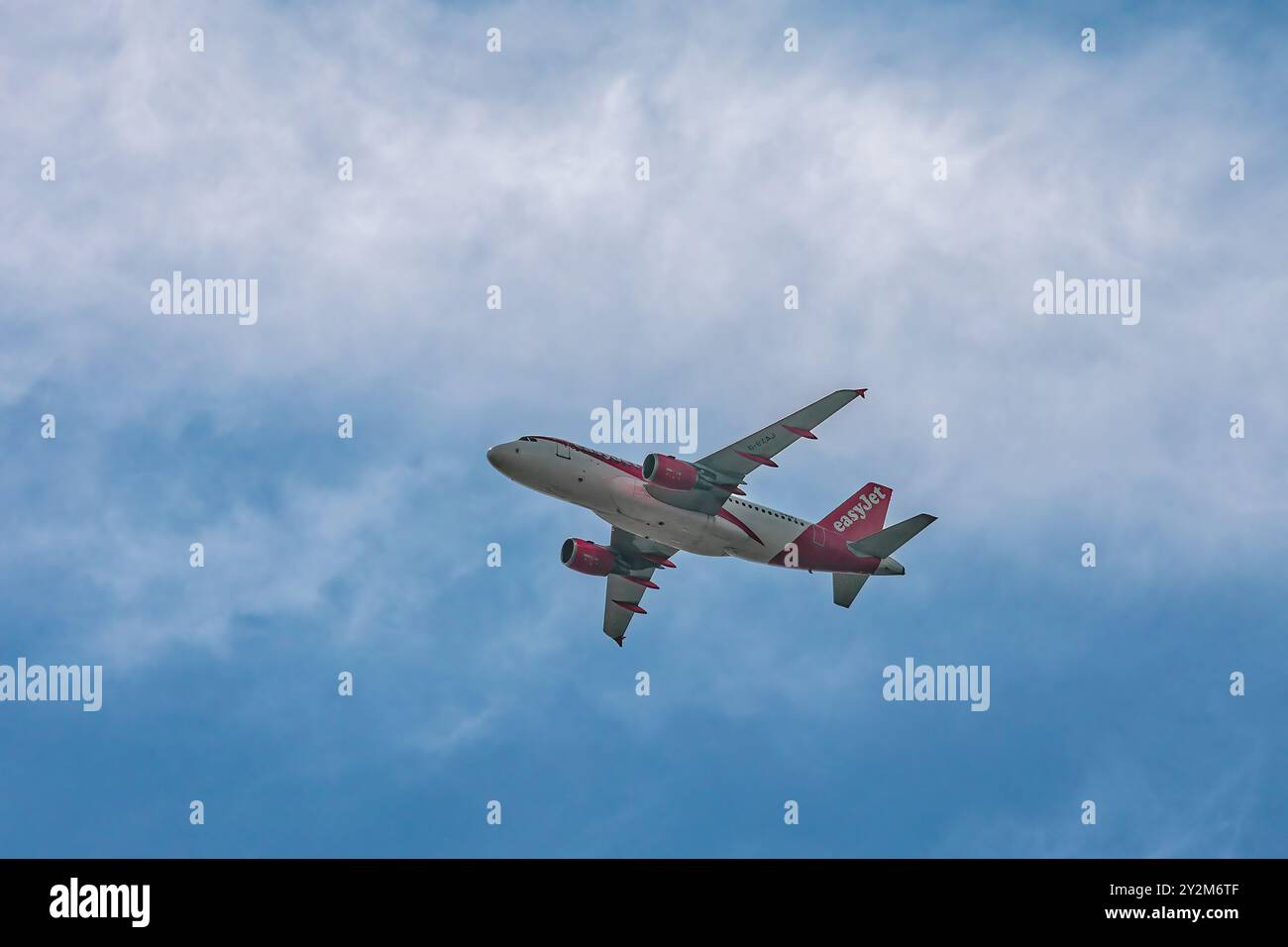 Egmond aan Zee, Paesi Bassi - 22 maggio 2024: Un aereo easyJet poco dopo il decollo davanti a un cielo blu e parzialmente nuvoloso Foto Stock