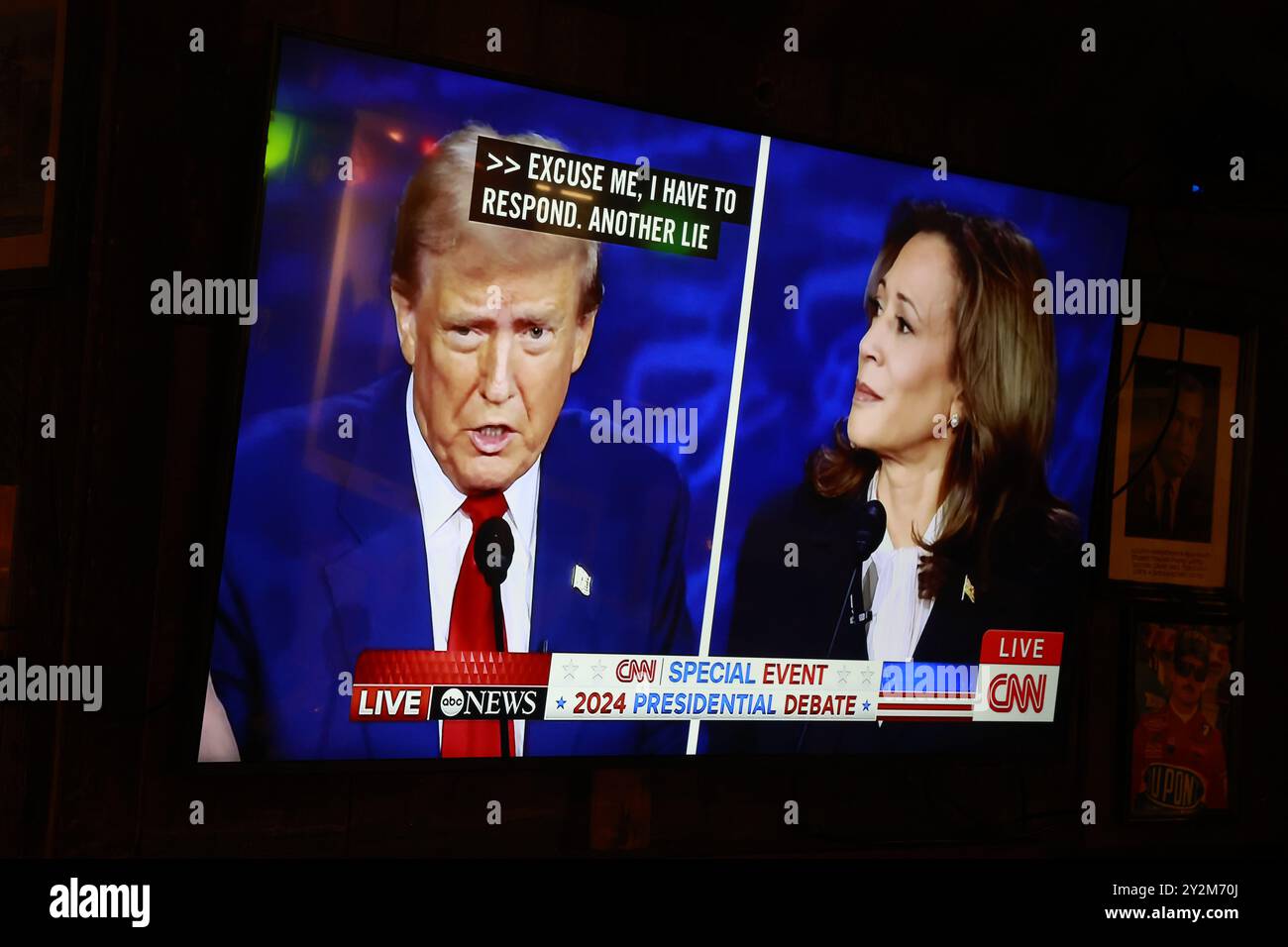 Bloomington, Stati Uniti. 10 settembre 2024. BLOOMINGTON, INDIANA - 10 SETTEMBRE: Il candidato del presidente repubblicano Donald Trump e il candidato democratico Kamala Harris durante un dibattito trasmesso dalla CNN, al Nick's English Hut, il 10 settembre 2024 a Bloomington, Indiana. Dopo aver ottenuto la nomina del Partito Democratico in seguito alla decisione del presidente Joe Biden di lasciare la corsa, il candidato presidenziale Democratico, il vicepresidente degli Stati Uniti Kamala Harris affronta la candidatura presidenziale repubblicana, l'ex presidente Donald Trump. (Riprese di Credit: Jeremy Hogan/Alamy Live News Foto Stock