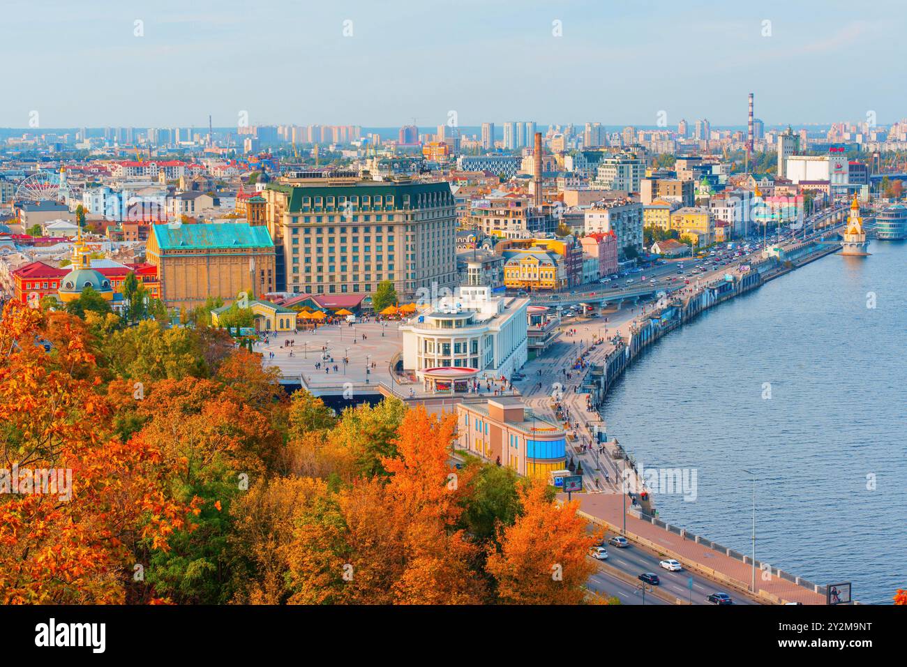 Kiev, Ucraina - 14 ottobre 2023: Veduta di Piazza Poshtova con colorati alberi autunnali e del fiume Dnipro a Kiev, che mostra un paesaggio urbano e vivace Foto Stock
