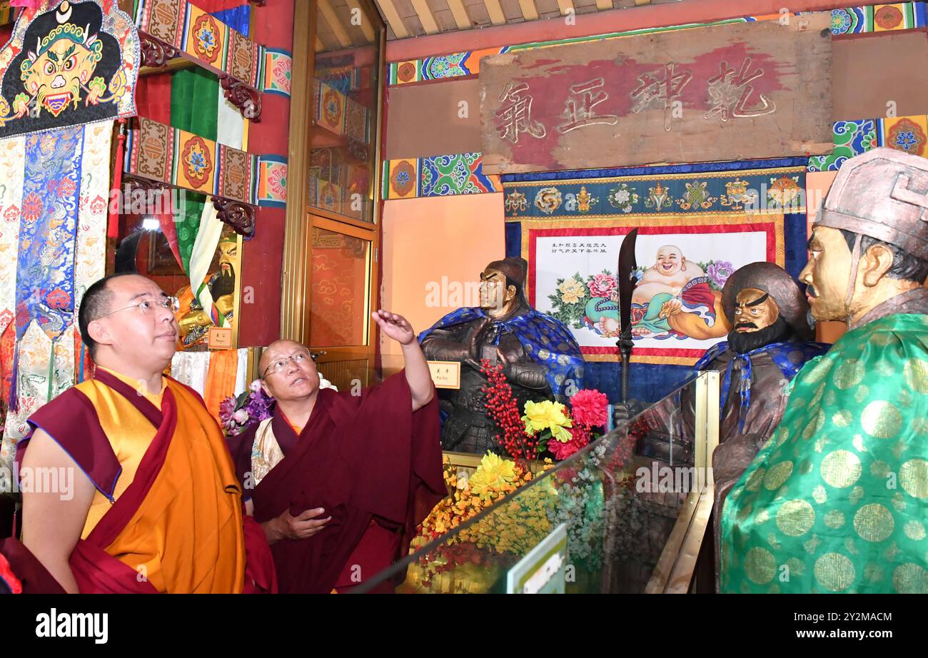 Lhasa, la regione autonoma cinese di Xizang. 19 agosto 2024. Panchen Rinpoche conduce attività buddiste al monastero di Gundeling a Lhasa, regione autonoma di Xizang, nel sud-ovest della Cina, 19 agosto 2024. Negli ultimi mesi, Panchen Erdeni Chos-kyi rGyal-po ha svolto i suoi compiti regolari presso il ramo Xizang dell'Associazione buddista cinese, e ha svolto una serie di attività buddiste e sociali a Lhasa. PER ANDARE CON "Panchen Rinpoche svolge compiti, conduce attività buddiste e sociali a Lhasa" credito: Chogo/Xinhua/Alamy Live News Foto Stock