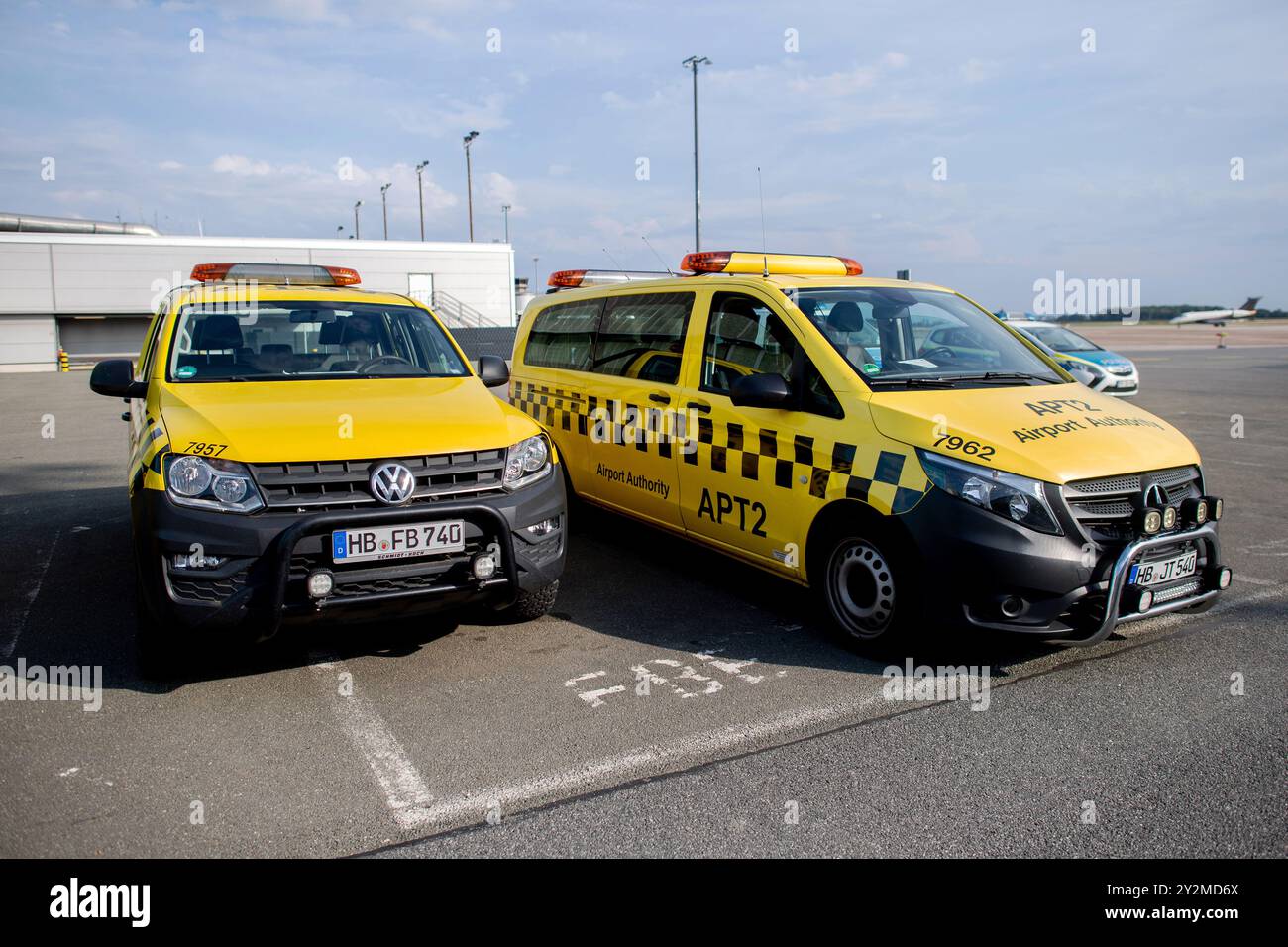 Brema, Germania. 29 agosto 2024. I veicoli delle autorità aeroportuali sono parcheggiati sul piazzale dell'aeroporto di Brema. Crediti: Hauke-Christian Dittrich/dpa/Alamy Live News Foto Stock