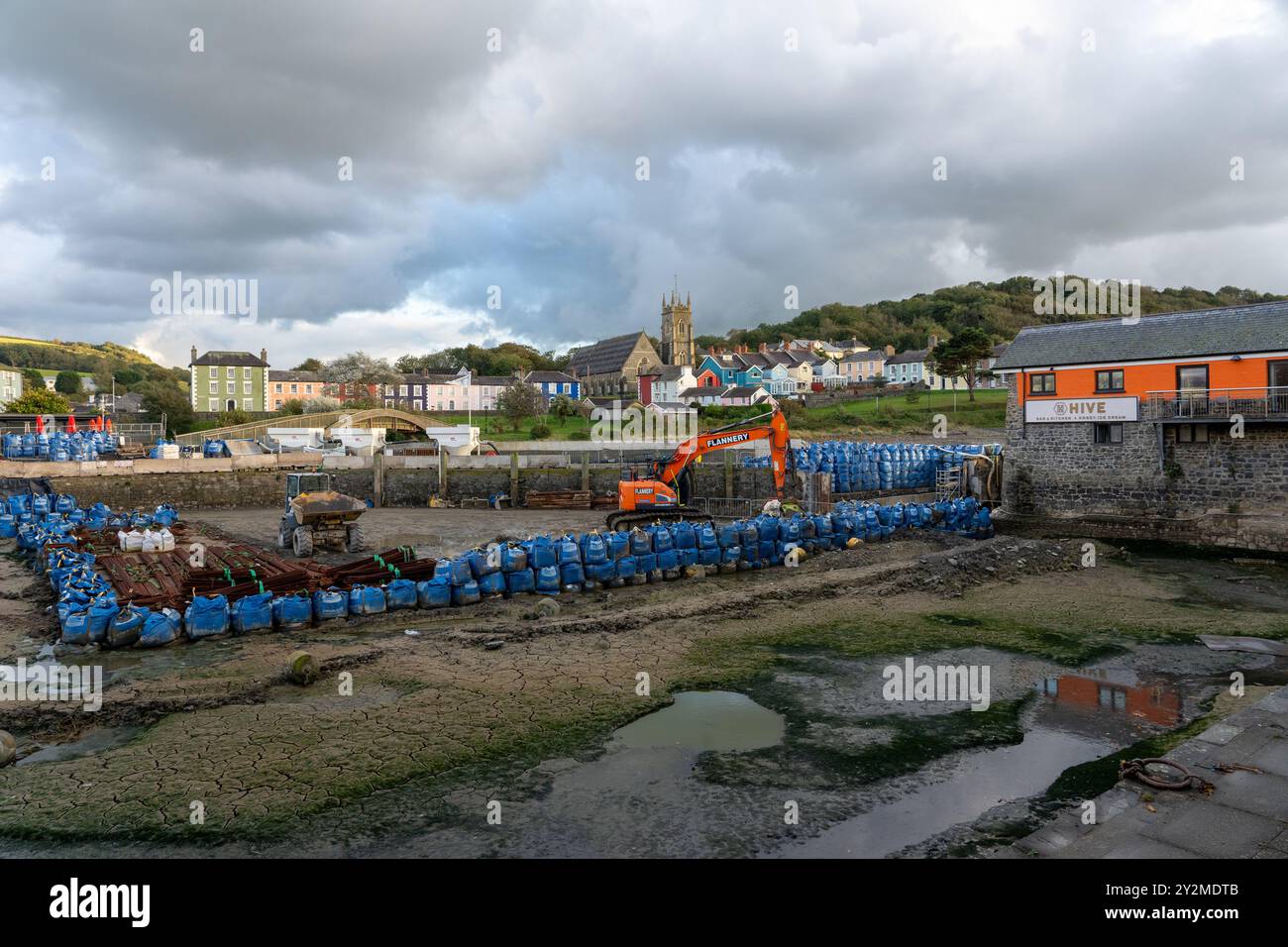 Lo schema di difesa costiera di Aberaeron è in corso per aumentare la resilienza della città all'innalzamento del livello del mare e alle tempeste. Foto Stock