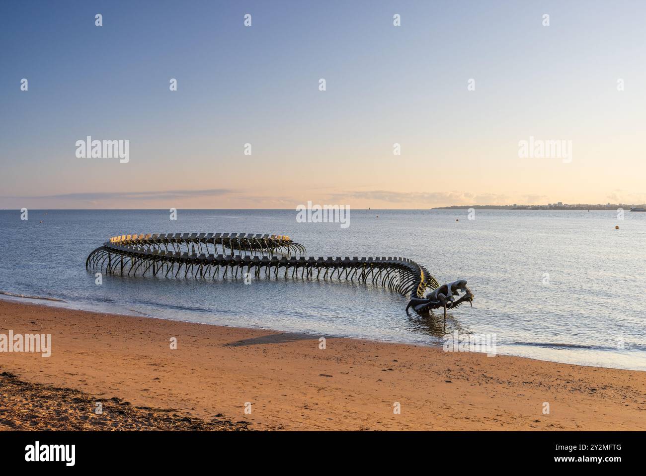 The Ocean Serpent è un'opera dell'artista Huang Yong Ping. Rappresenta uno scheletro di serpente marino lungo-Francia, Loire Atlantique, St Brévin the Foto Stock