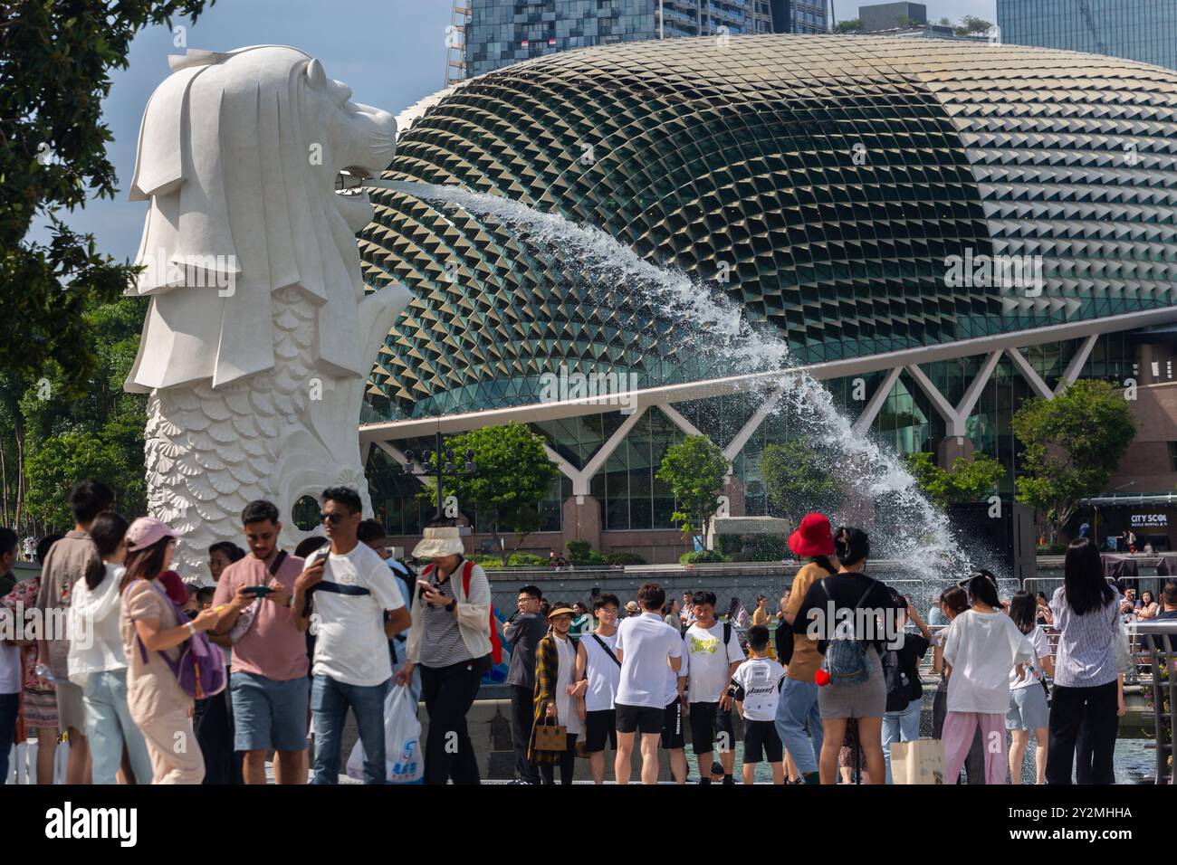 Un luogo molto frequentato da diversi gruppi di turisti provenienti da tutto il mondo. Merlion Park, Singapore. Foto Stock