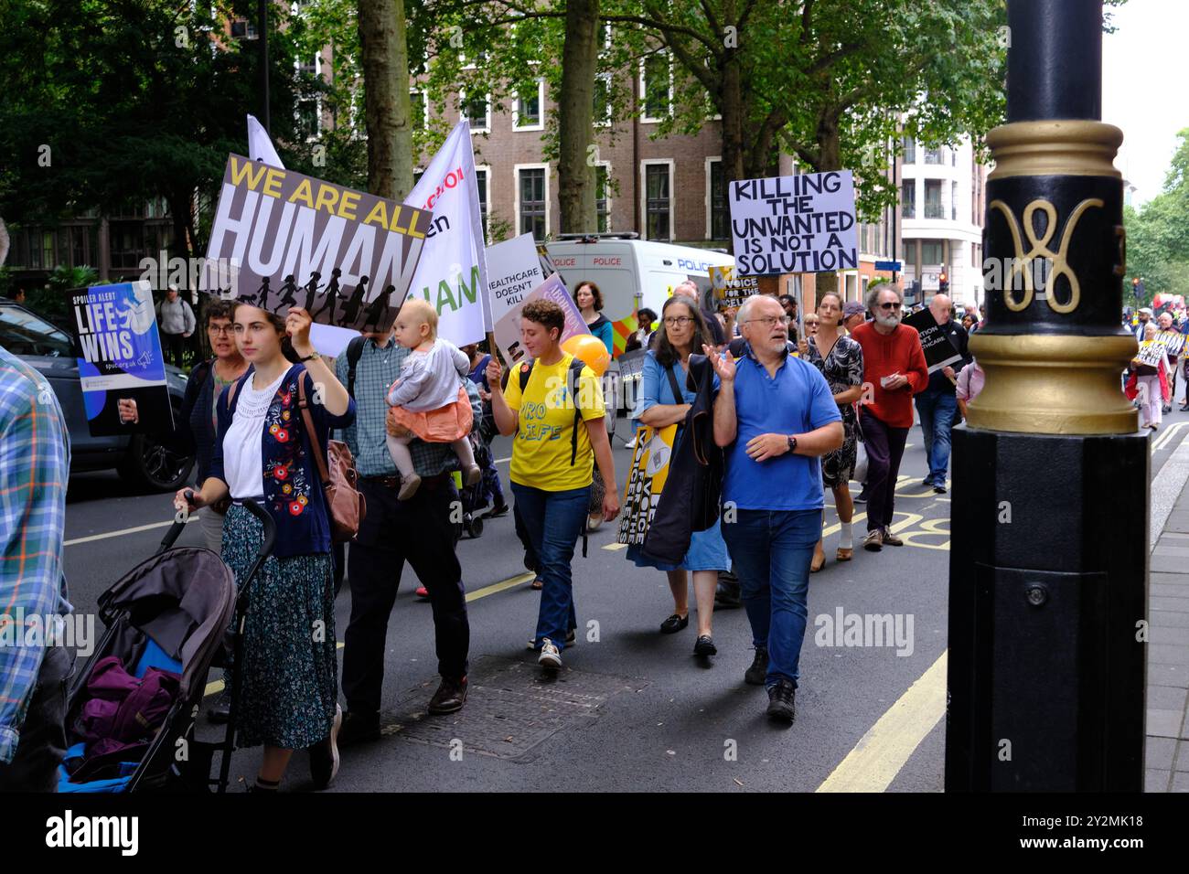 7 set 2024 - Londra Regno Unito : Pro-Life Anti abortion march con cartelli e cartelli Foto Stock
