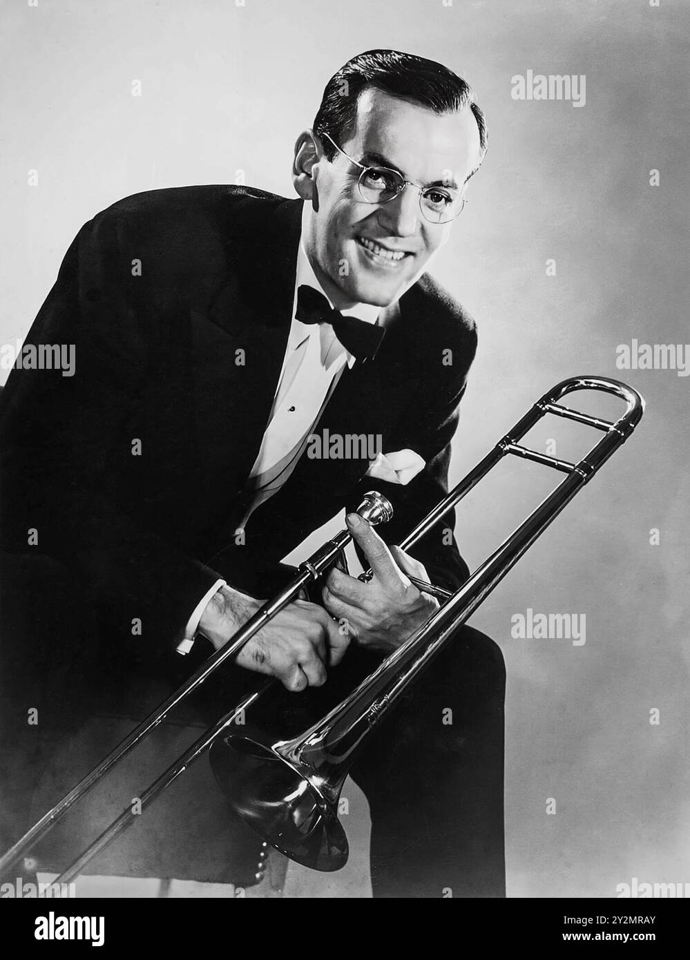 Leggenda del jazz e della big band con il suo trombone - foto pubblicitaria di Glenn Miller (1939) Ritratto fotografico Foto Stock