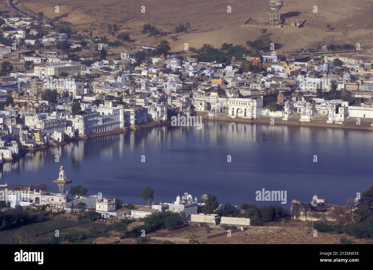 Architektur con palazzo e case sul lago Pushkar nella città di Pushkar nella provincia del Rajasthan in India. India, Pushkar, gennaio 1998 Foto Stock