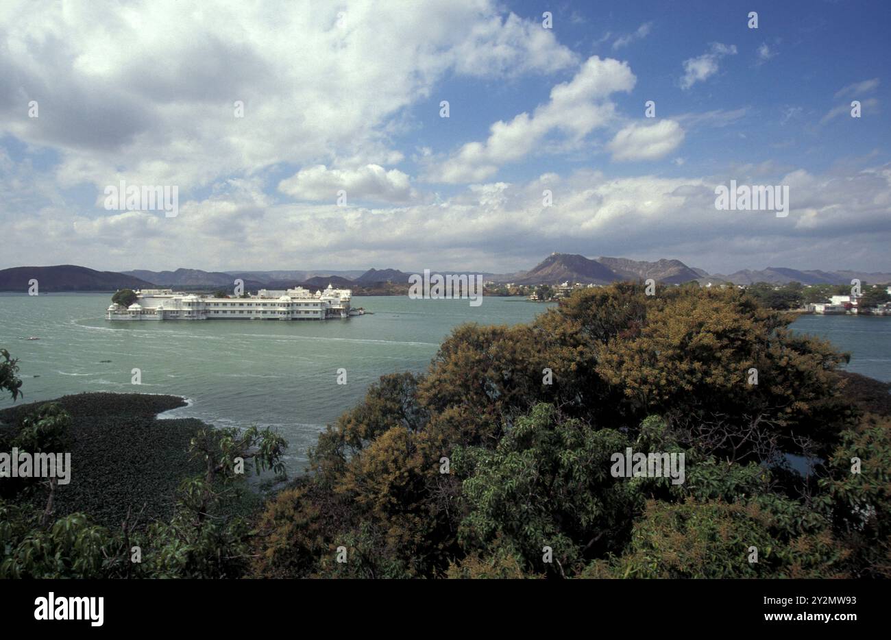 Una vista del Palazzo Jagmandir sul Lago Pichhola nella città di Udaipur nella provincia del Rajasthan in India. India, Udaipur, gennaio 1998 Foto Stock