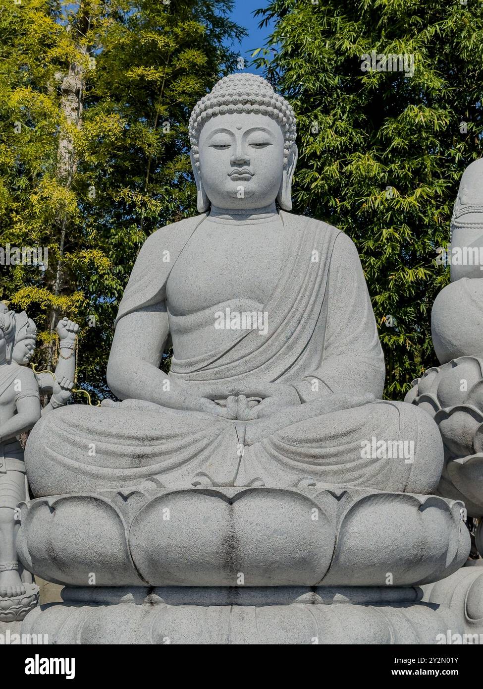 Una statua di Buddha al Tempio di Ishiteji, Matsuyama, Giappone, seduta nella posa di meditazione di Dhyana Mudra, che rappresenta la riflessione spirituale e l'illuminazione. Foto Stock