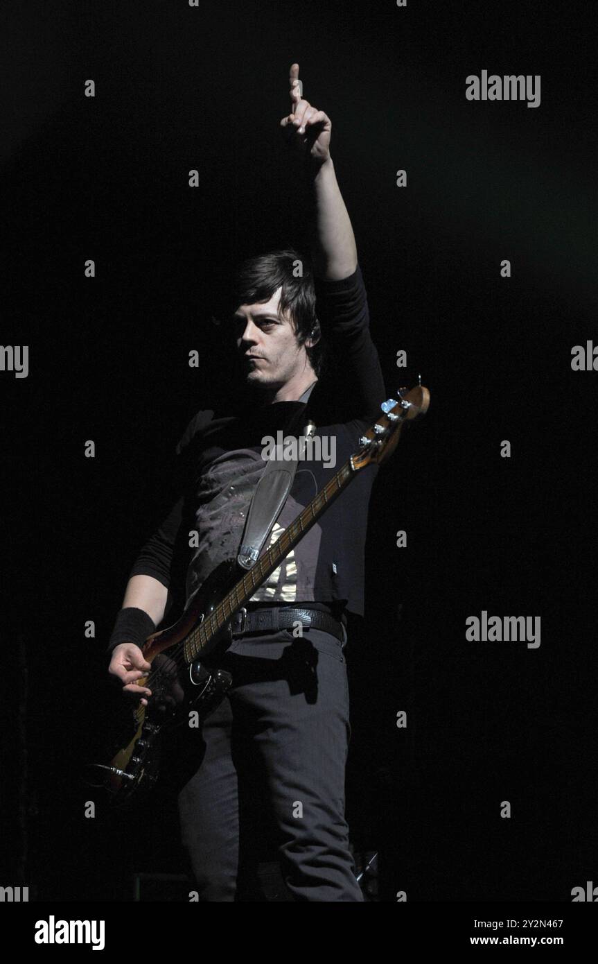 Milano Italia 15/12/2008: Ermanno Carlà bassista dei Negramaro, gruppo italiano, durante il concerto dal vivo al Forum Assago Foto Stock