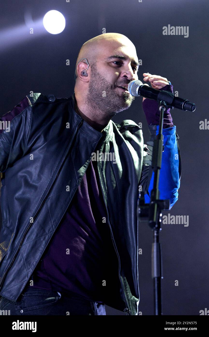 Milano Italia 12/10/2011:Giuliano Sangiorgi cantante e chitarrista del Negramaro, gruppo italiano, durante il concerto dal vivo al Forum Assago Foto Stock