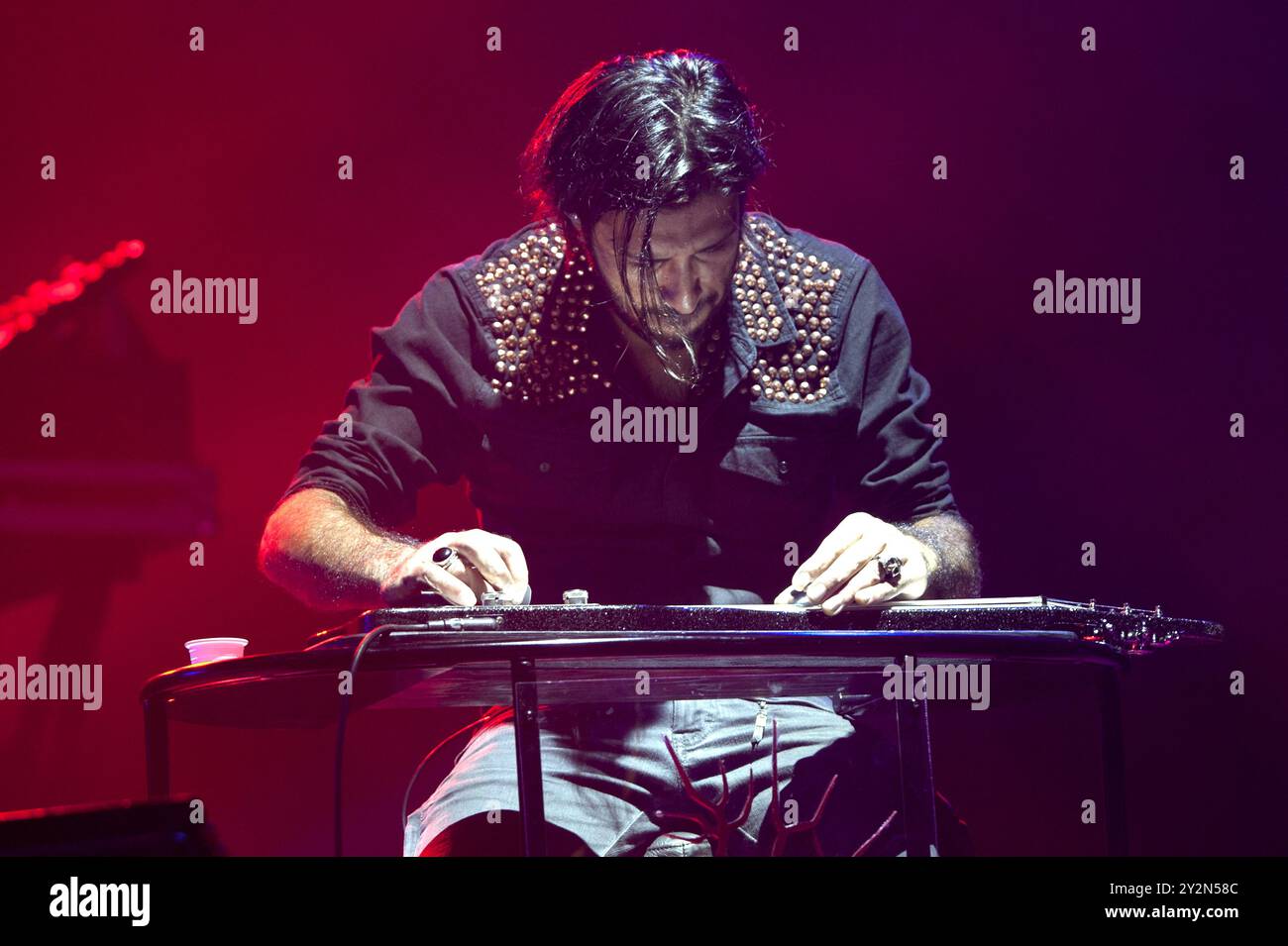 Milano Italia 12/10/2011: Emanuele Spedicato chitarrista del Negramaro, gruppo italiano, durante il concerto dal vivo al Forum Assago Foto Stock