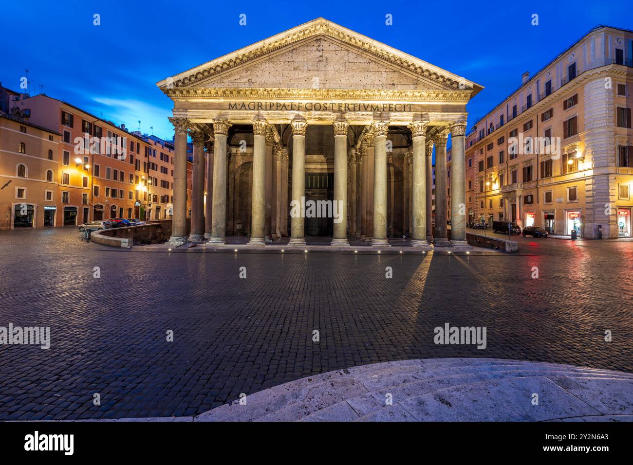 Vista panoramica di Roma del famoso Pantheon illuminato al crepuscolo in Piazza della Rotonda, non c'è gente. Un paesaggio urbano di Roma con l'antico Pantheon romano. Foto Stock