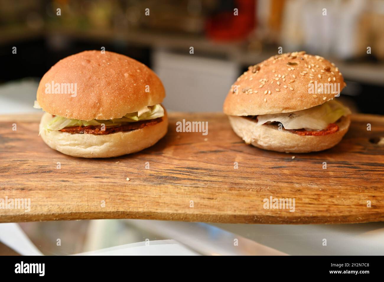 Panini sani e integrali in un bistrot esposto su un blocco macellaio di legno. Foto Stock