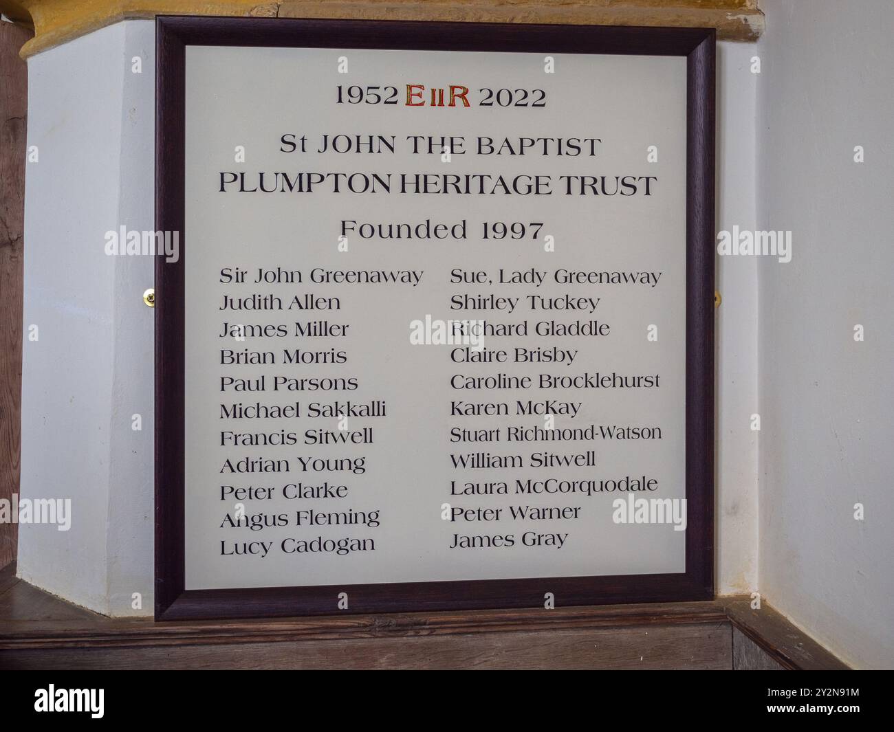 Elenco dei membri del Plumpton Heritage Trust che sostengono la chiesa di San Giovanni Battista, Plumpton, Northamptonshire, Regno Unito; in mostra nella chiesa Foto Stock